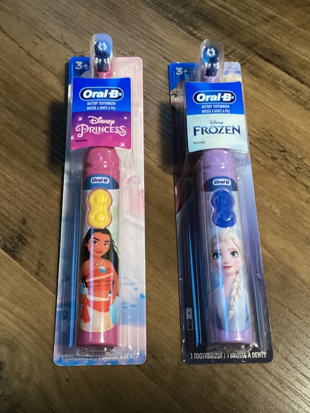 Oral-B battery-powered toothbrushes bundle 2 toothbrushes  New